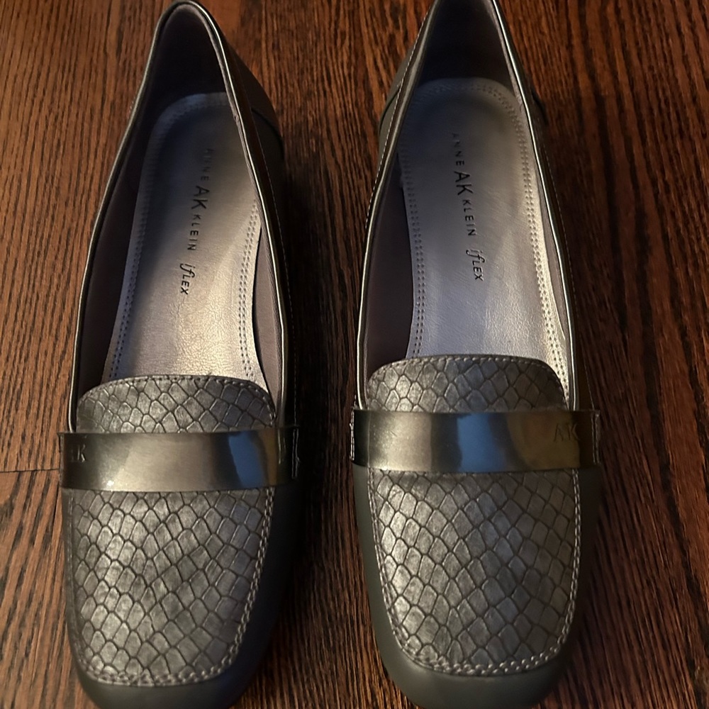 Anne Klein gray flats